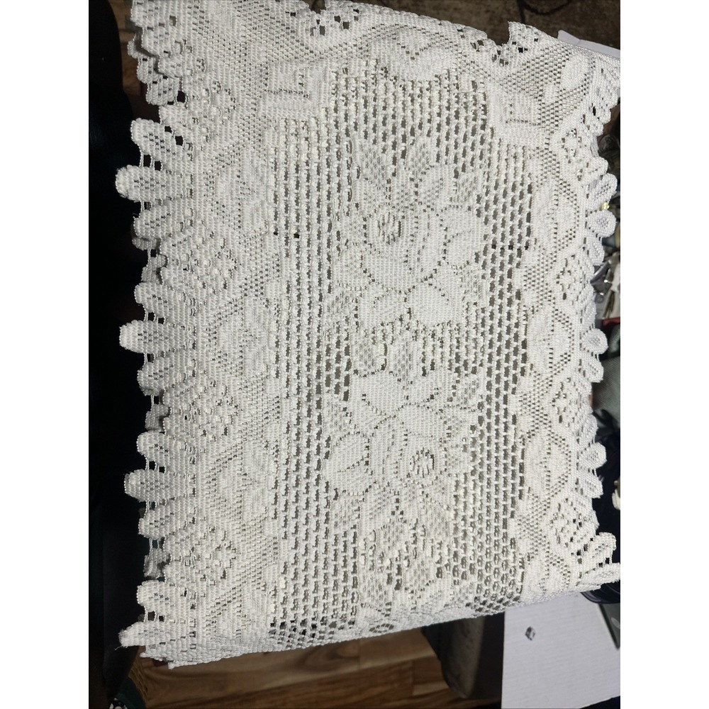 TABLE RUNNER TABLE CENTER DOILY 42" long 16" wide